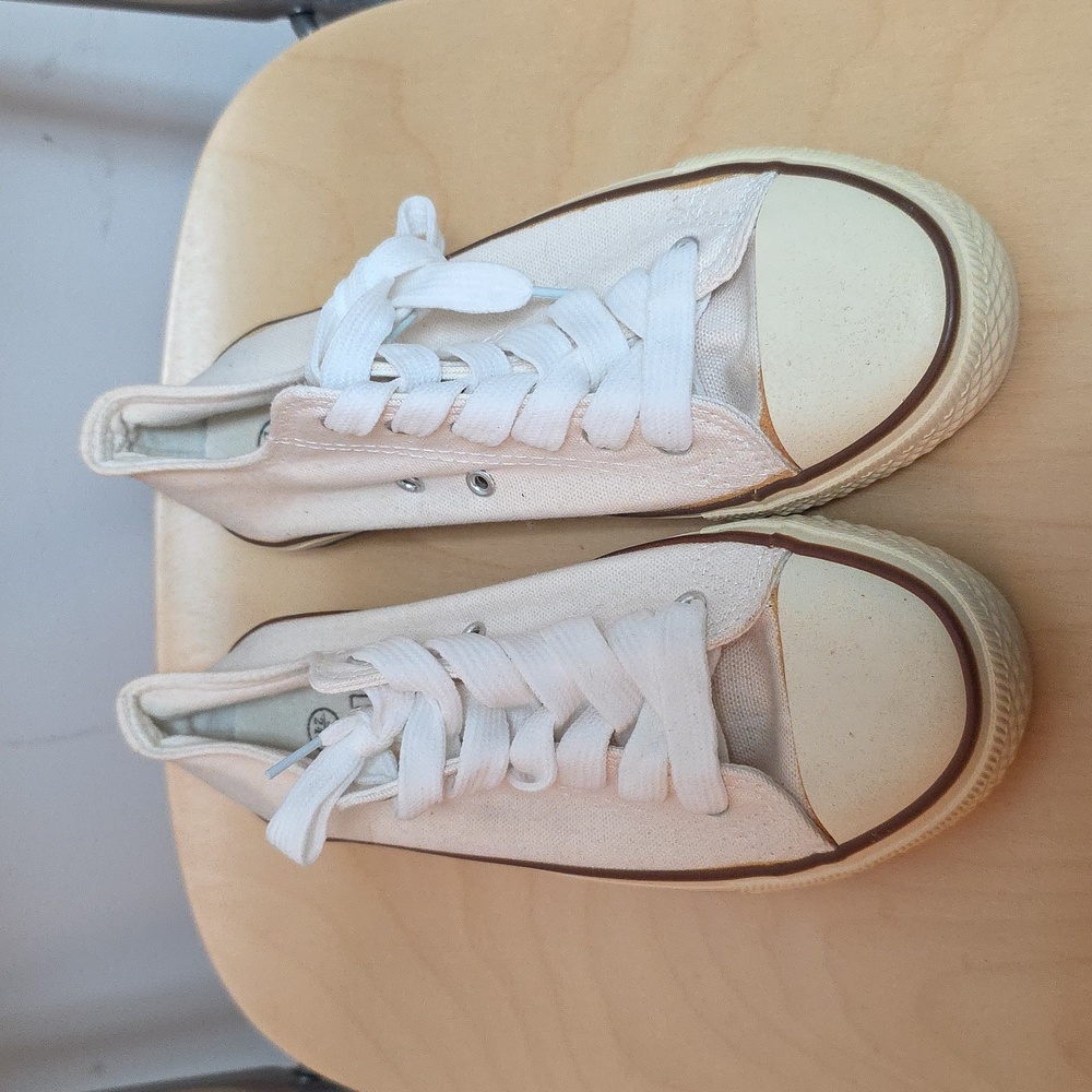 SHANZU Cream Sneakers Classic Canvas Style SZ 39/245 NWT